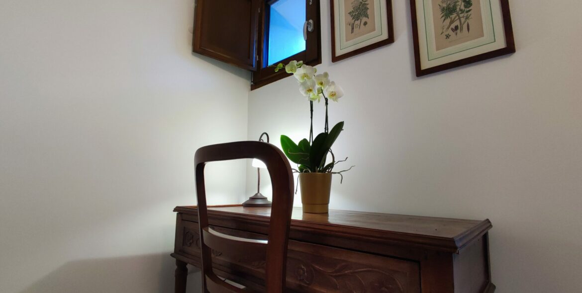 bedroom_desk