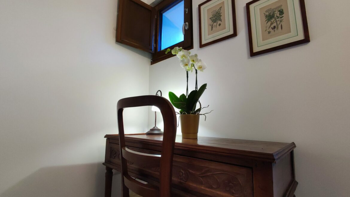 bedroom_desk